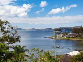 Iluka Stunning Air Conditioned house with WI FI and Water Views, Soldiers Point